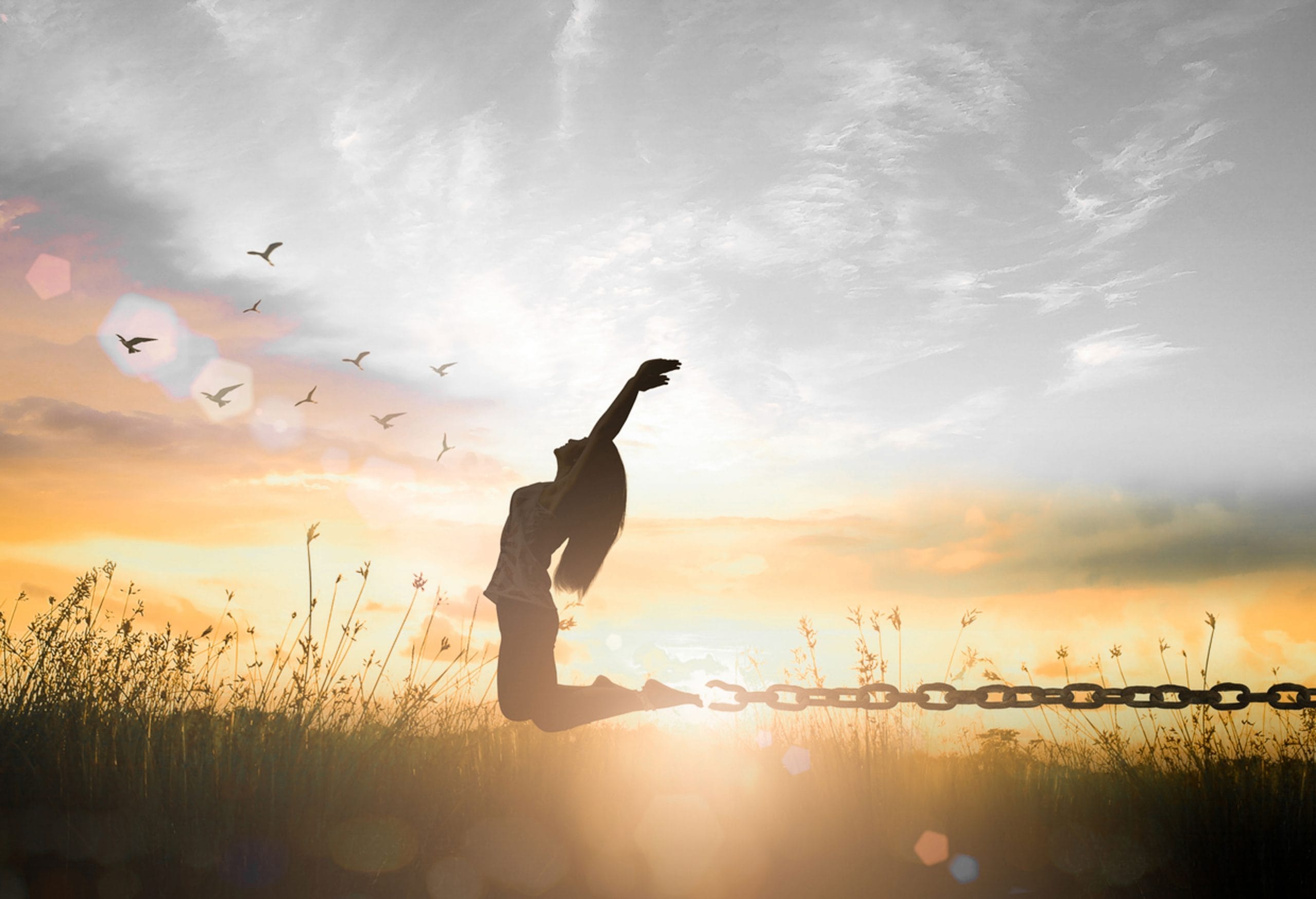 Über Perlentor Frau springt auf einer Wiese